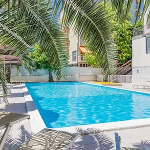 Plaza Con Piscina Hotel Cattolica
